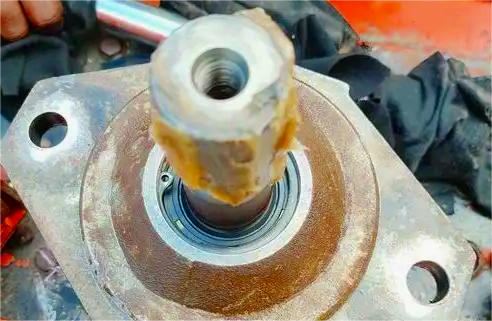 hydraulic motor oil leakage